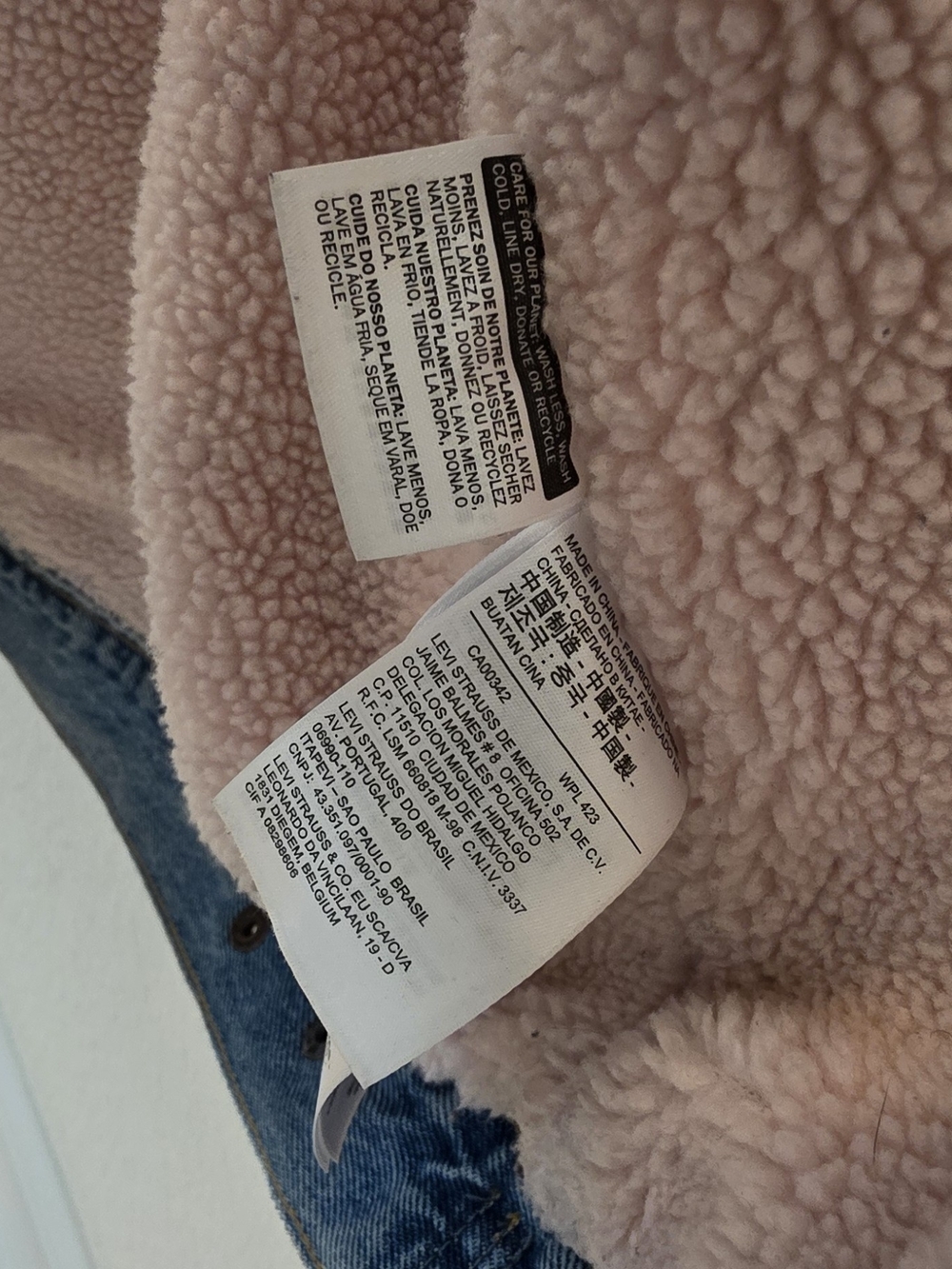 Women's Levi's Premium Trucker with Raspberry Sherpa Lining - Picture 2 of 6